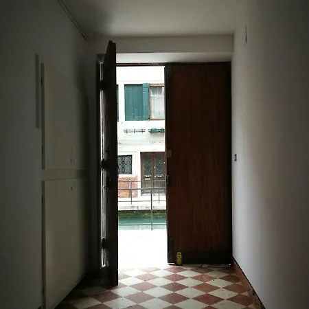 Salute Apartment *
